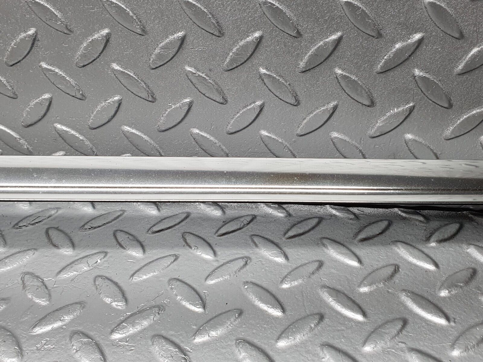 41296 Mercedes-Benz W126 300SE Front Windscreen Top Chrome Frame Trim