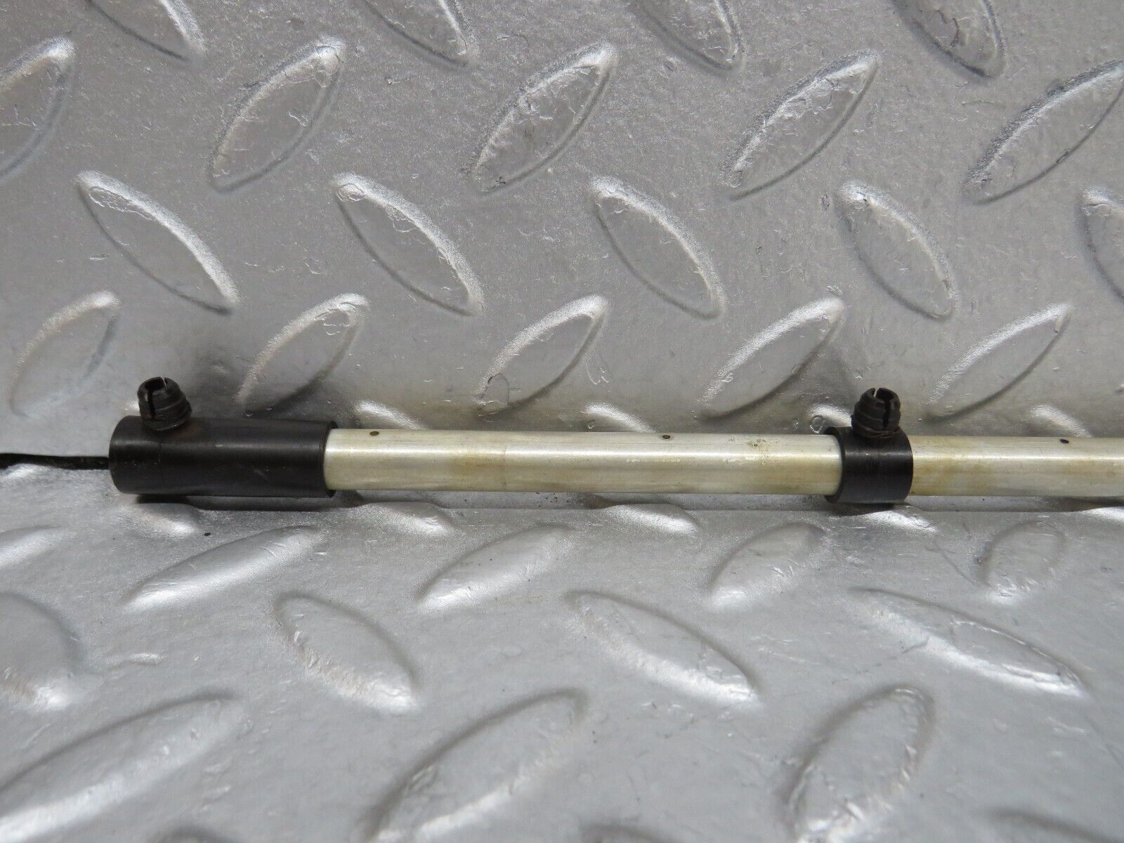 37141 Mercedes-Benz C126 420SEC Coupe Camshaft Oil Tube