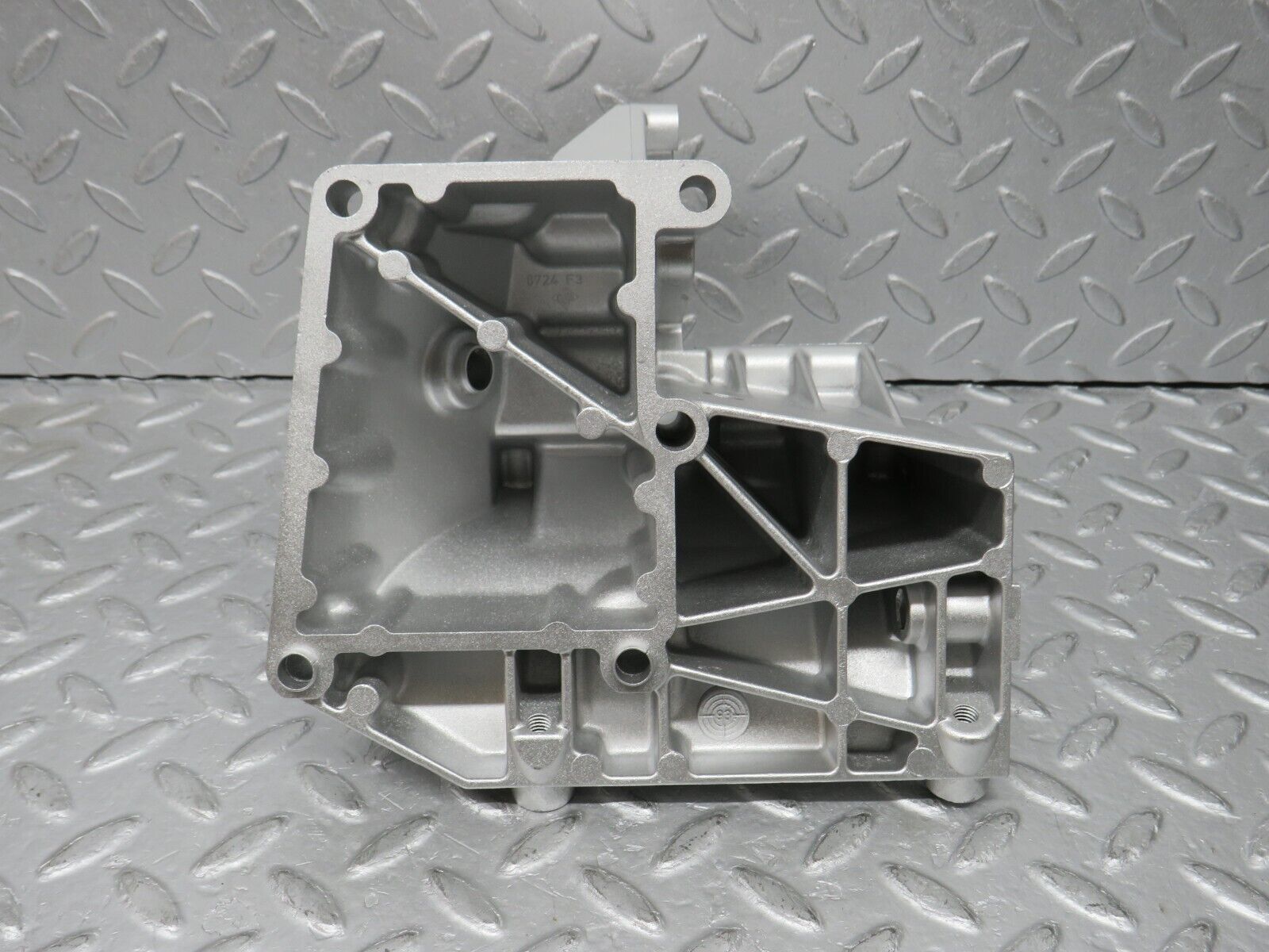 38135 Mercedes-Benz A124 320E Cabriolet Power Steering Pump Bracket 1031310935