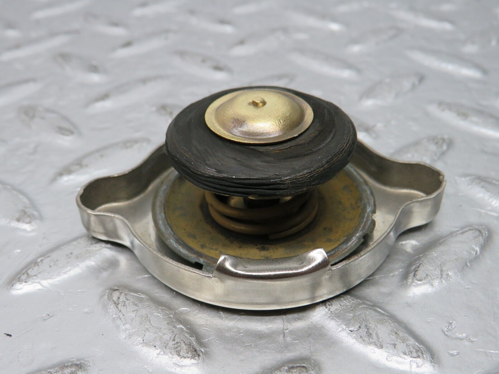 31072 Mercedes-Benz W123 200D Radiator Cap Behr 1235010015