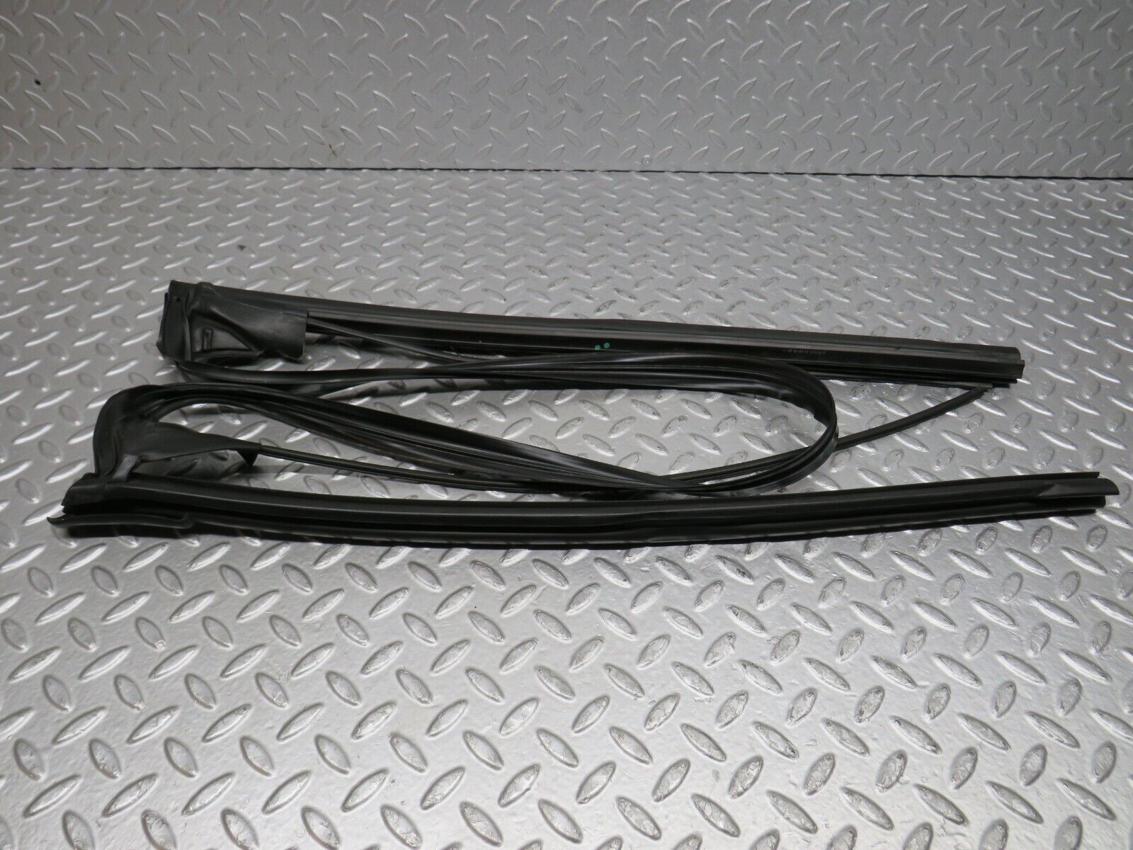 39677 Mercedes-Benz R129 320SL Coupe Front Windscreen Rubber Seal