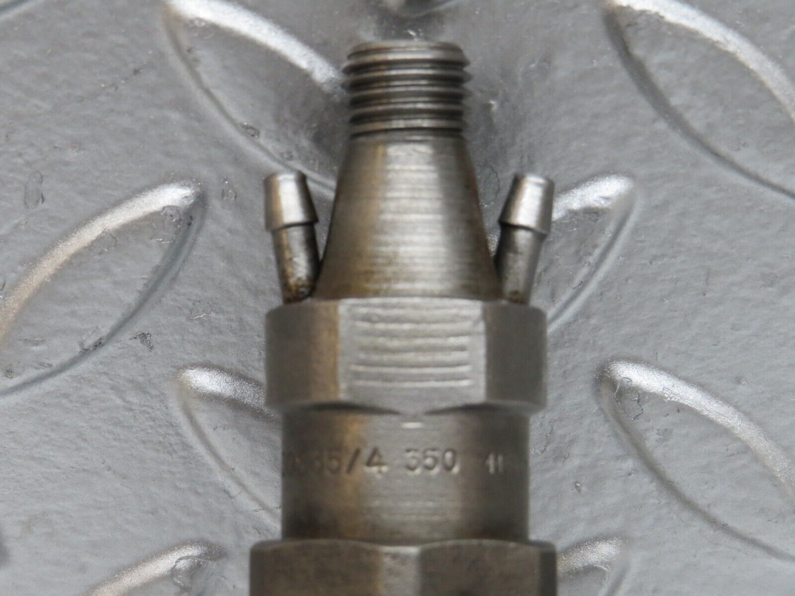 28503 Mercedes-Benz S123 240D Wagon Fuel Injector Bosch KCA30S35/4