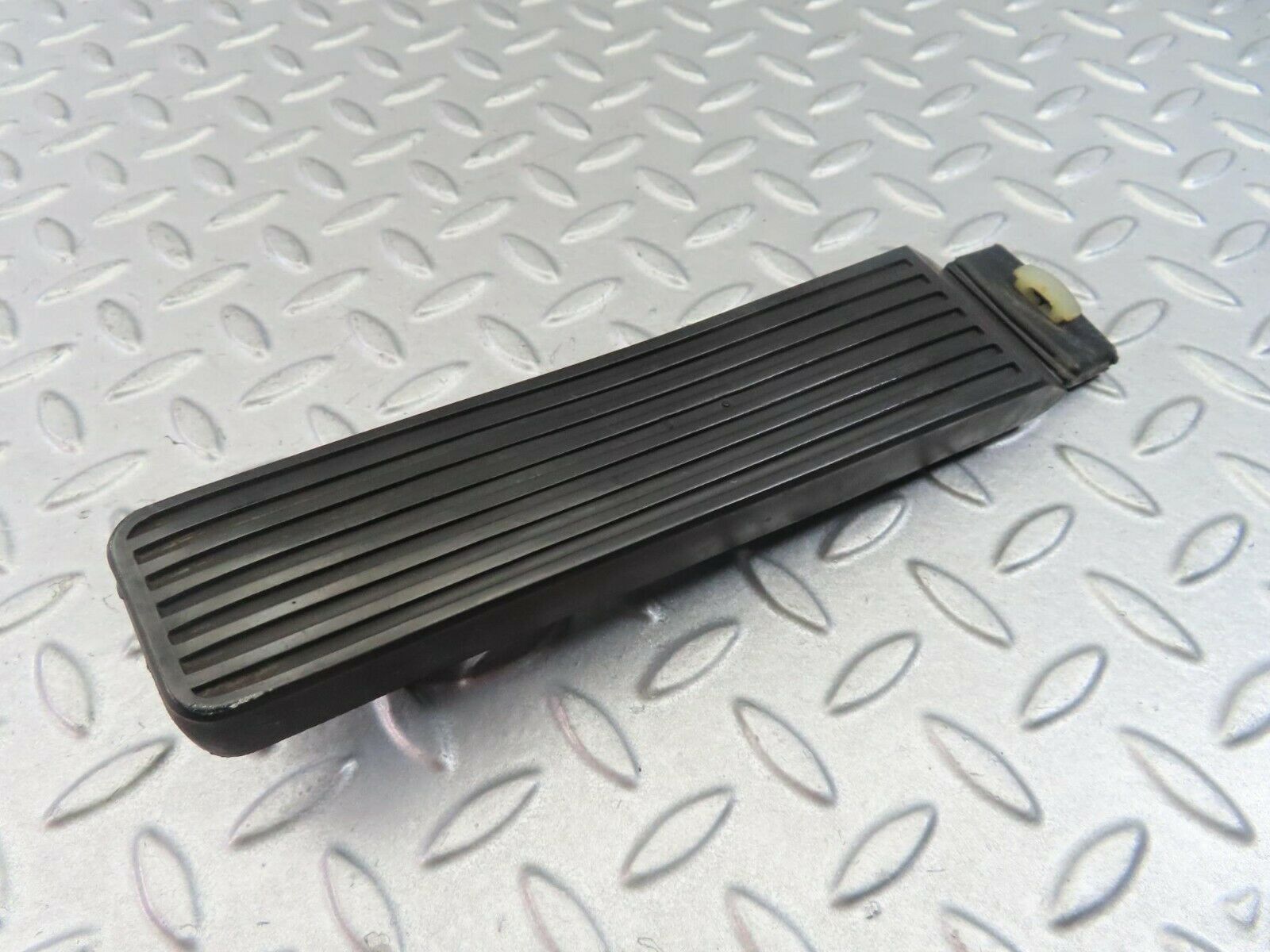 8318 Mercedes-Benz W116 Accelerator Pedal With Rubber 1163010082