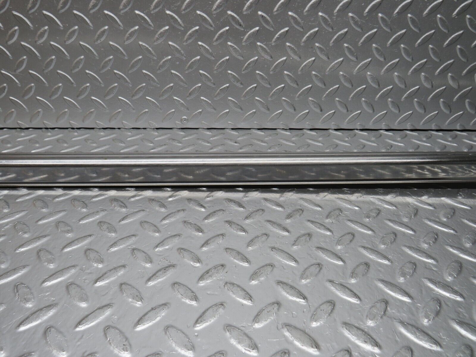 0844 Mercedes-Benz C107 350SLC Coupe Right Door Sill Chrome