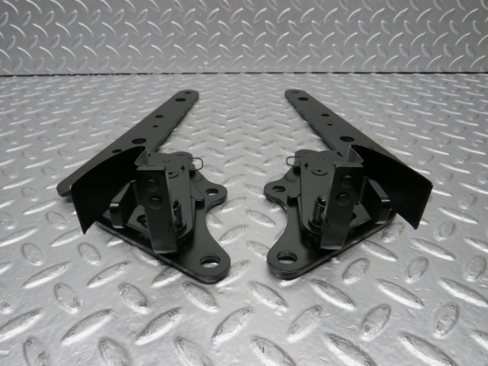 31525 Mercedes-Benz S124 220TE Wagon Rear Seat Hinge Pair