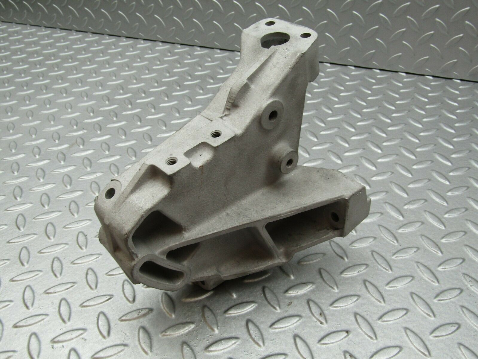 3347 Mercedes-Benz V123 240D LWB Power Steering Pump Bracket 6172360030