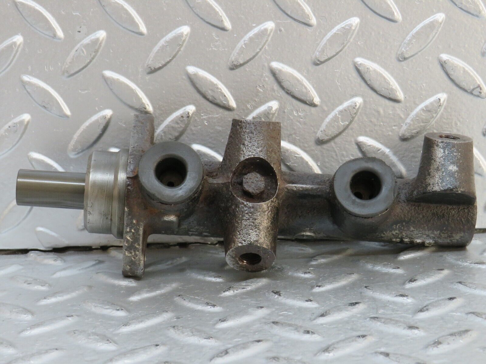 28142 Mercedes-Benz W123 280E Brake Master Cylinder Bendix 2580