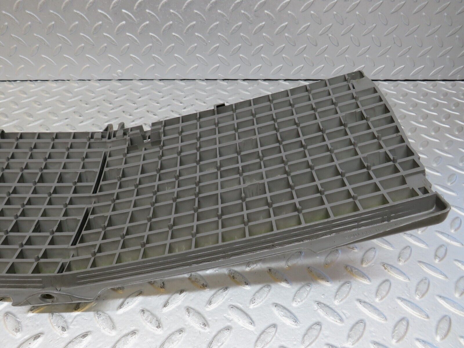 36501 Mercedes-Benz W201 190E 2.0L Bonnet Grill 2018880223