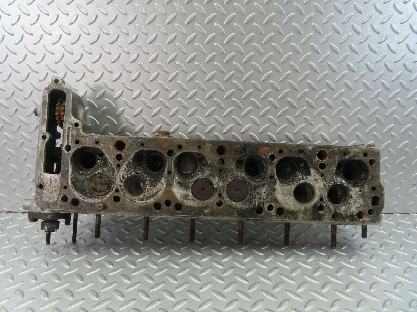 8666 Mercedes-Benz W111 Cylinder Head 1270104020
