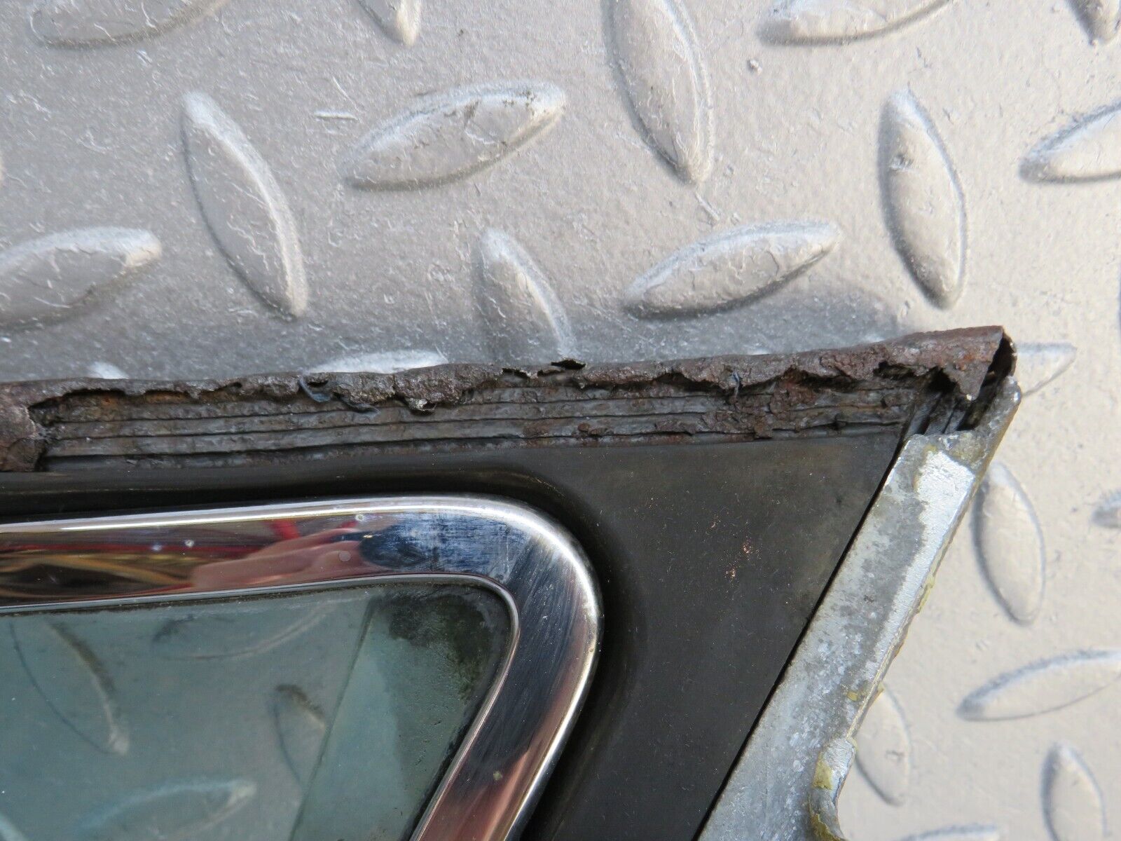 37518 Mercedes-Benz W109 300SEL Front Left Quarter Window Glass