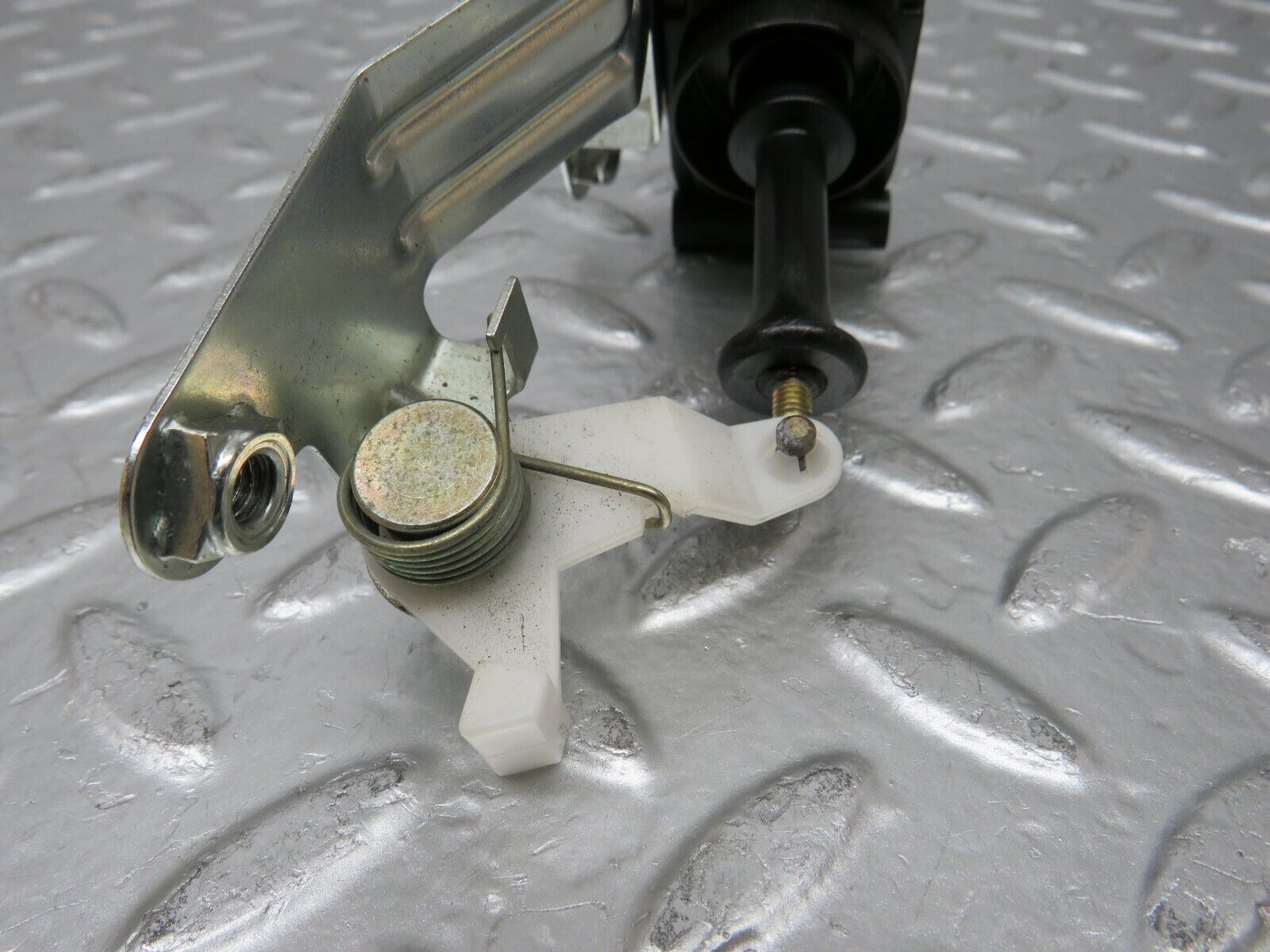 24933 Mercedes-Benz W140 S320 Trunk Lock Vacuum Actuator