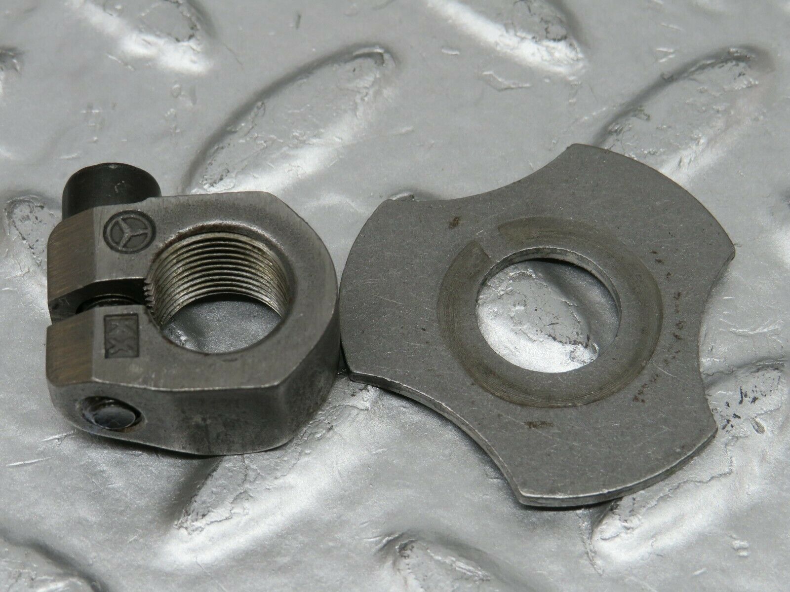 24419 Mercedes-Benz S124 220TE Wagon Wheel Hub Locking Cap