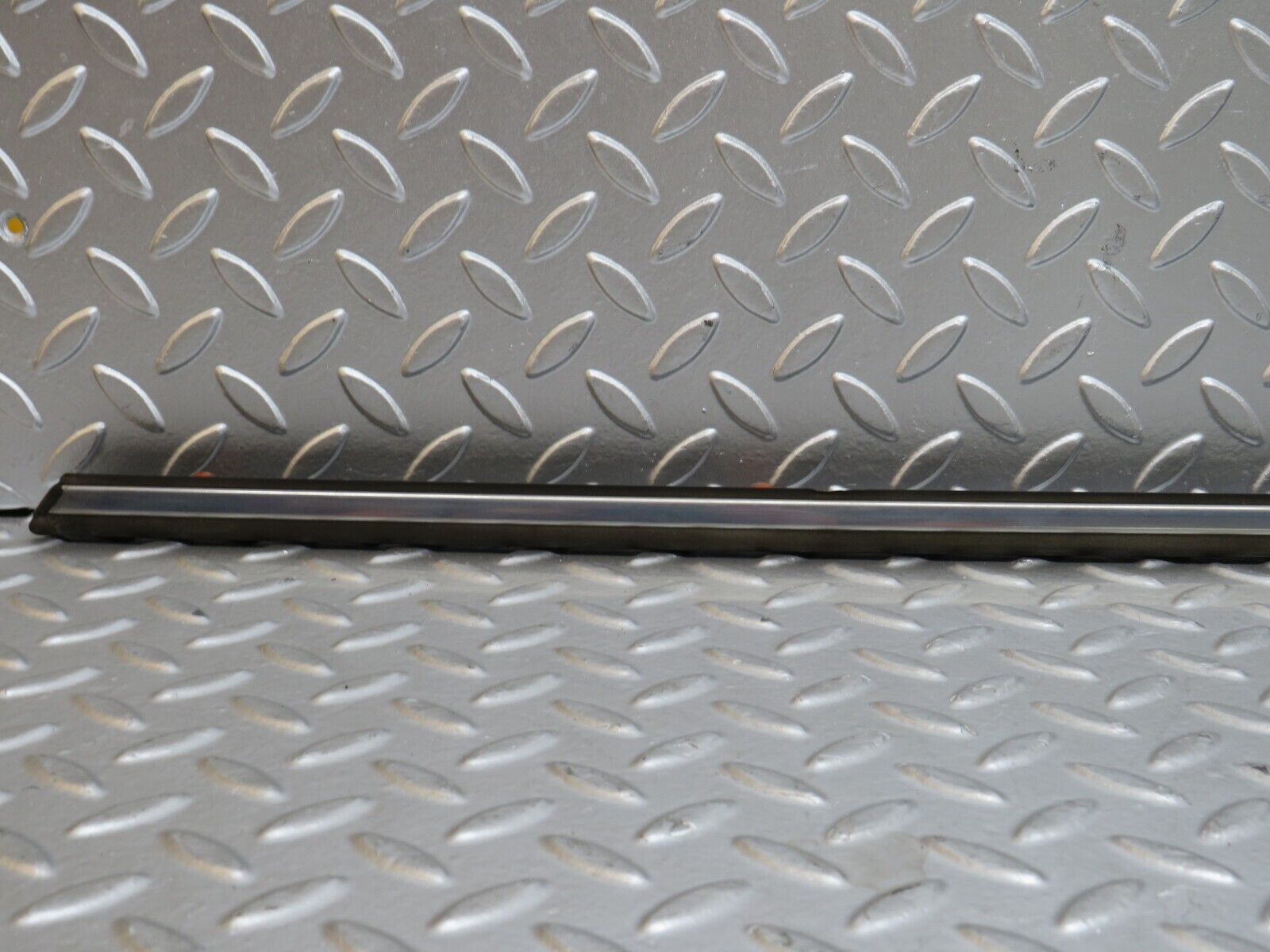 28233 Mercedes-Benz S123 240D Wagon Front Right Fender Wing Centre Moulding Trim