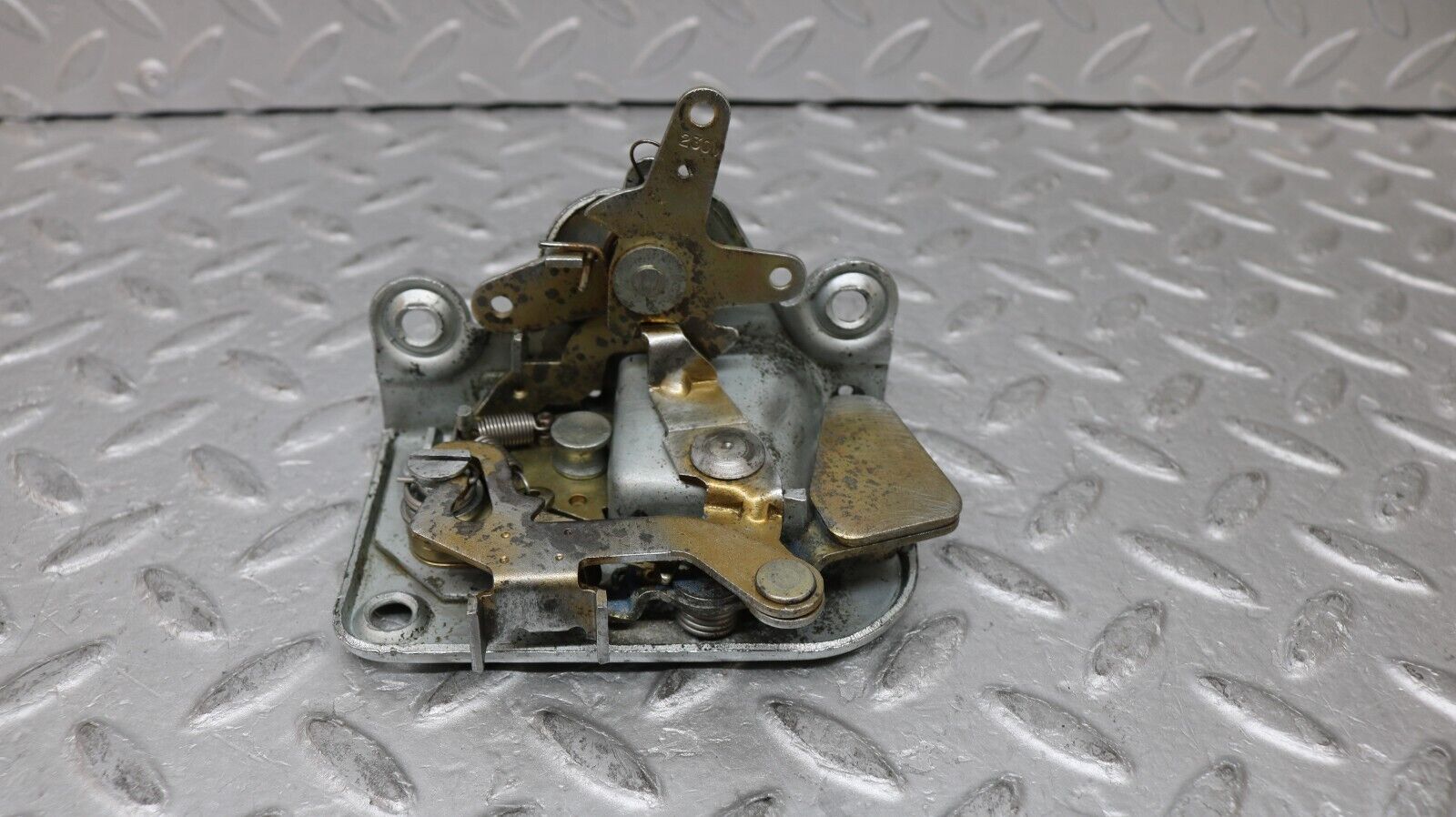 37267 Mercedes-Benz W109 300SEL Front Left Door Lock Mechanism