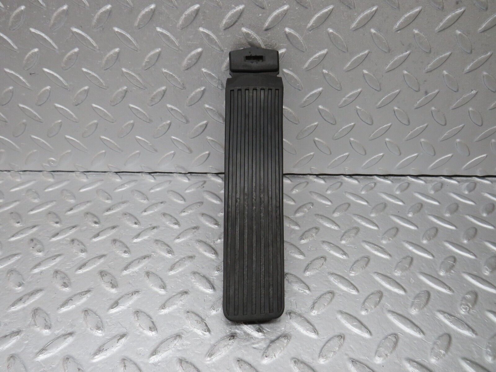 36100 Mercedes-Benz W126 420SE Accelerator Pedal With Rubber 1263000504 1233010082