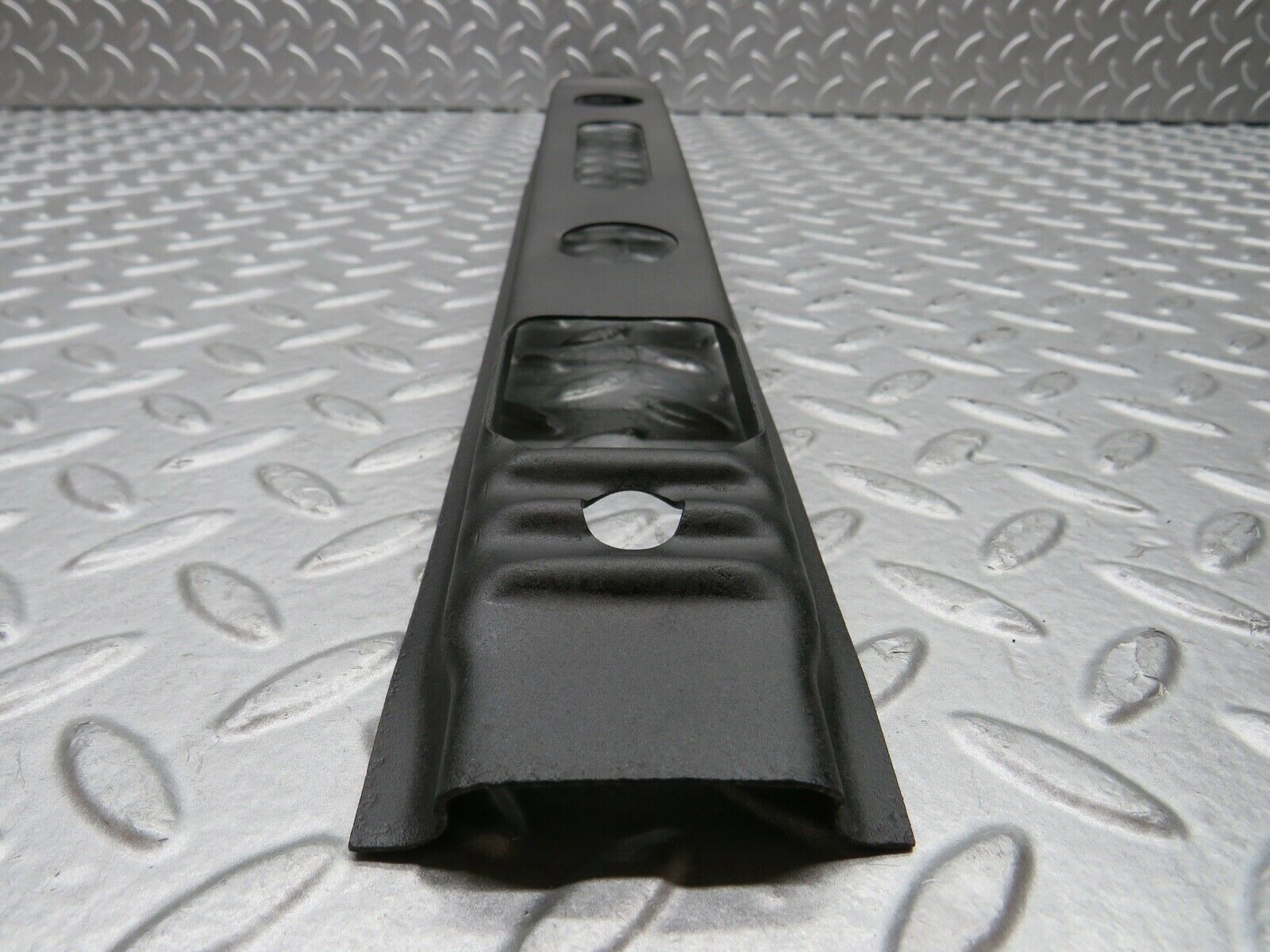 21872 Mercedes-Benz W123 Front Bumper Centre Bracket