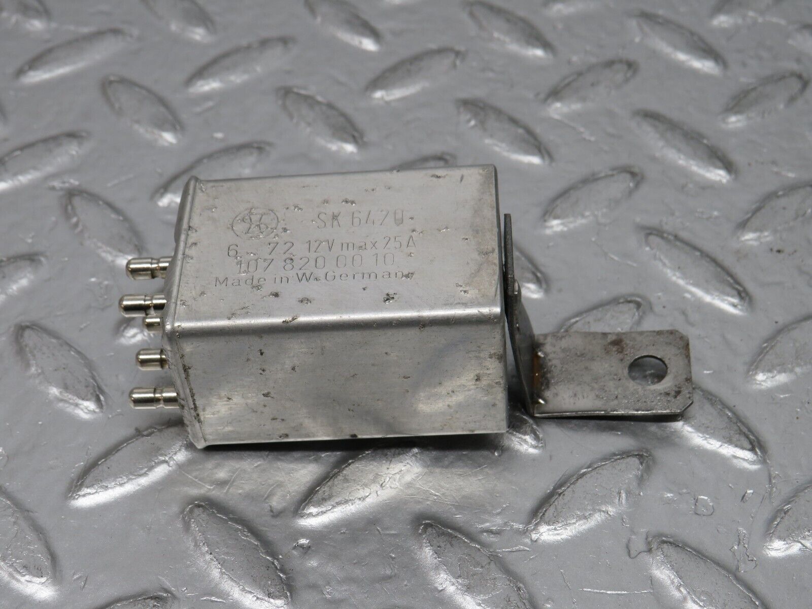 0679 Mercedes-Benz C107 350SLC Coupe Rear Heated Window Relay 1078200010