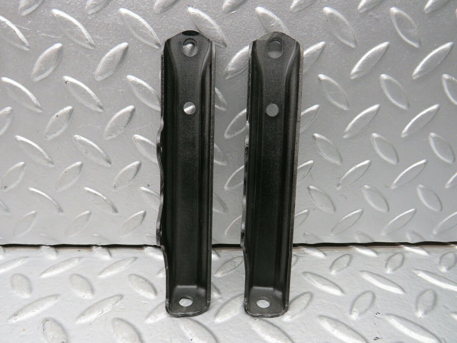 21895 Mercedes-Benz W126 300SE Air Intake Manifold Bracket