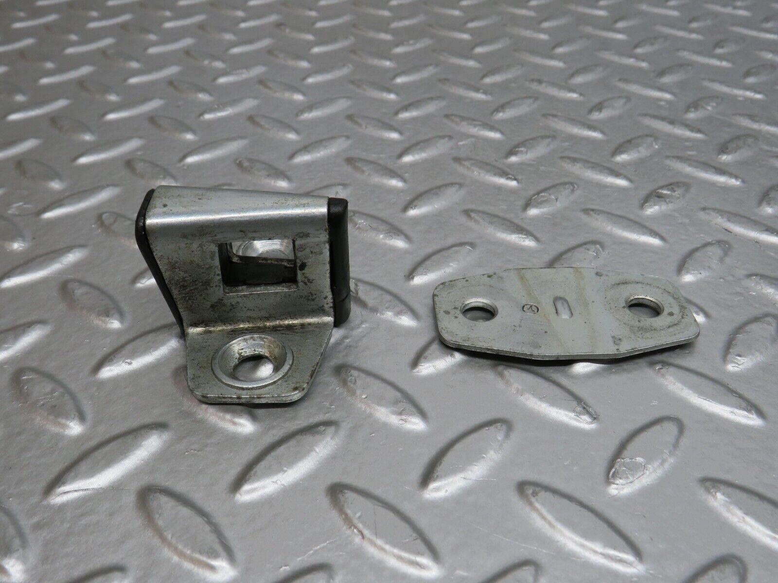 29574 Mercedes-Benz W124 230E Door Lock Latch