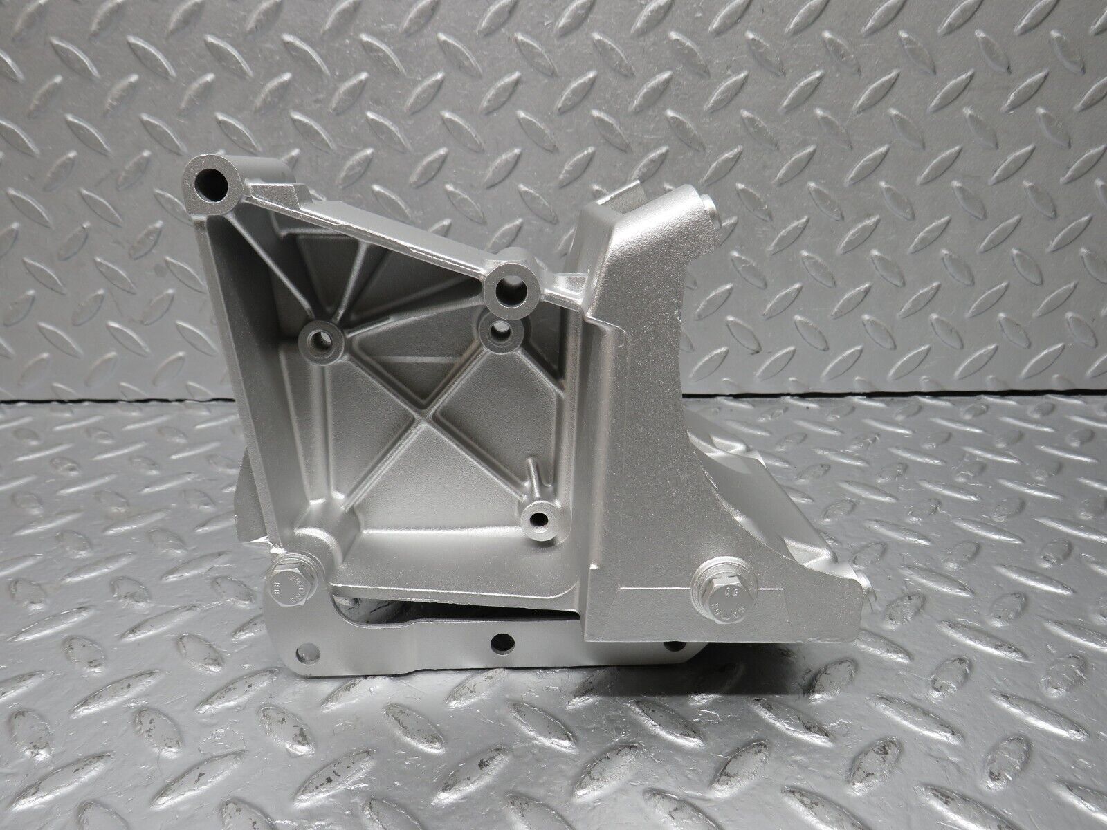 39608 Mercedes-Benz R129 320SL Coupe AC Air Con Compressor Mount Bracket 1042360030