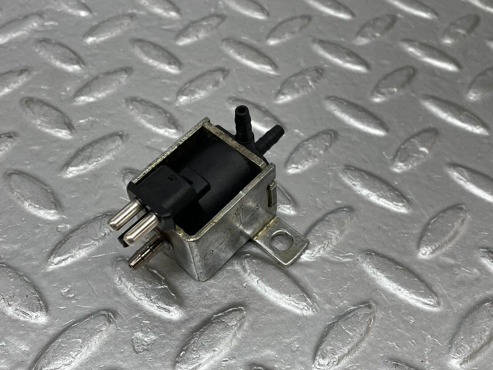 37965 Mercedes-Benz A124 320E Cabriolet Vacuum Control Valve 0015408697