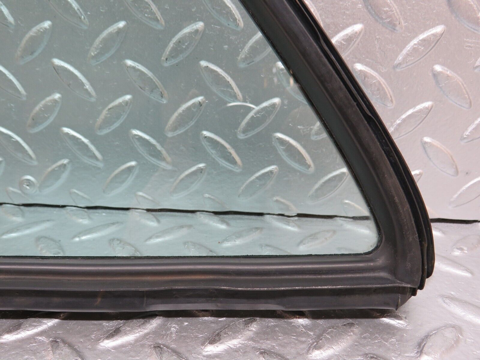 0626 Mercedes-Benz W123 230E Right Rear Door Quarter Glass 1237350224