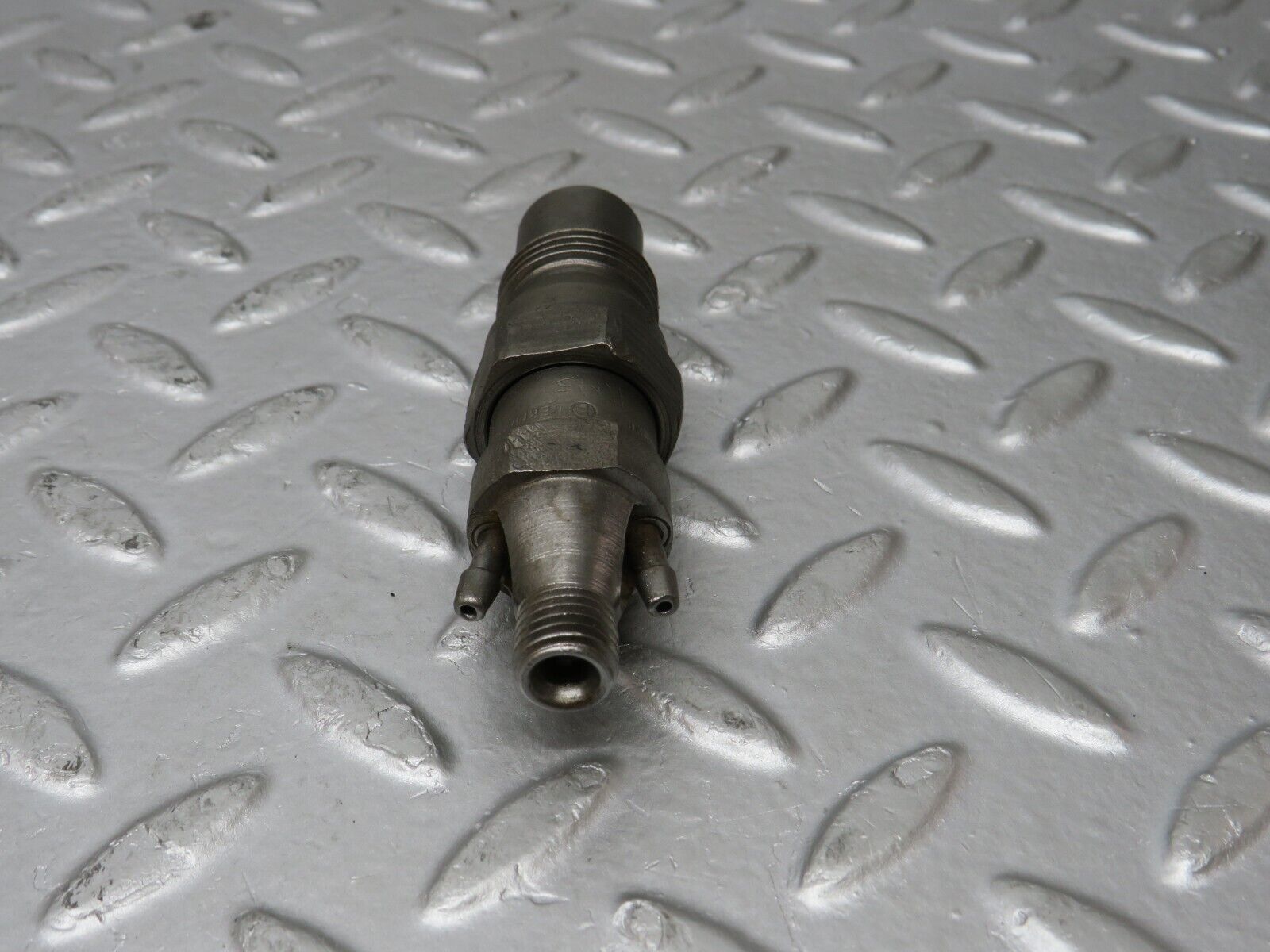 32901 Mercedes-Benz W123 300D Fuel Injector Bosch KCA30S35/4