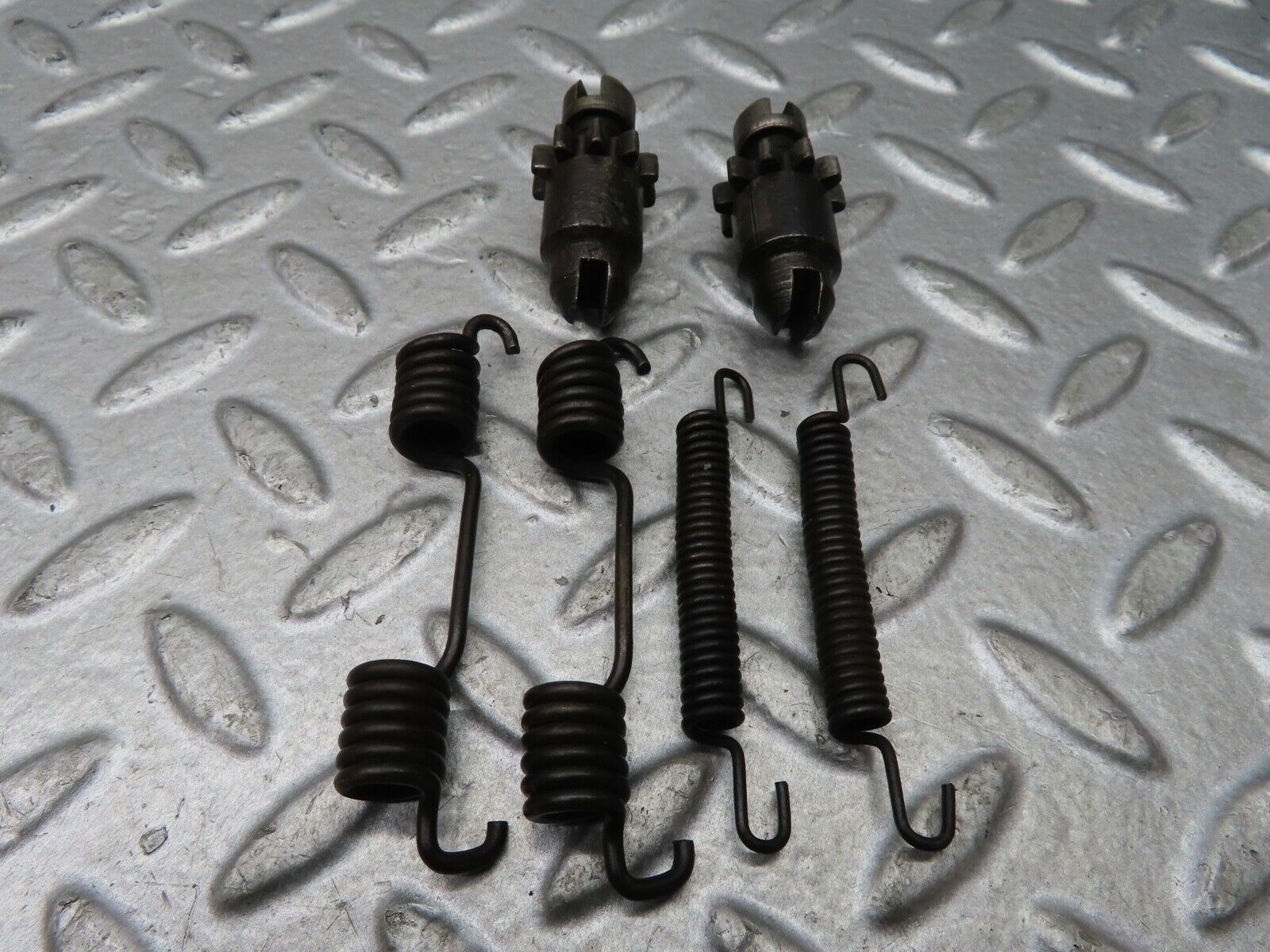 19207 Mercedes-Benz W123 300D Handbrake Shoe Fitting