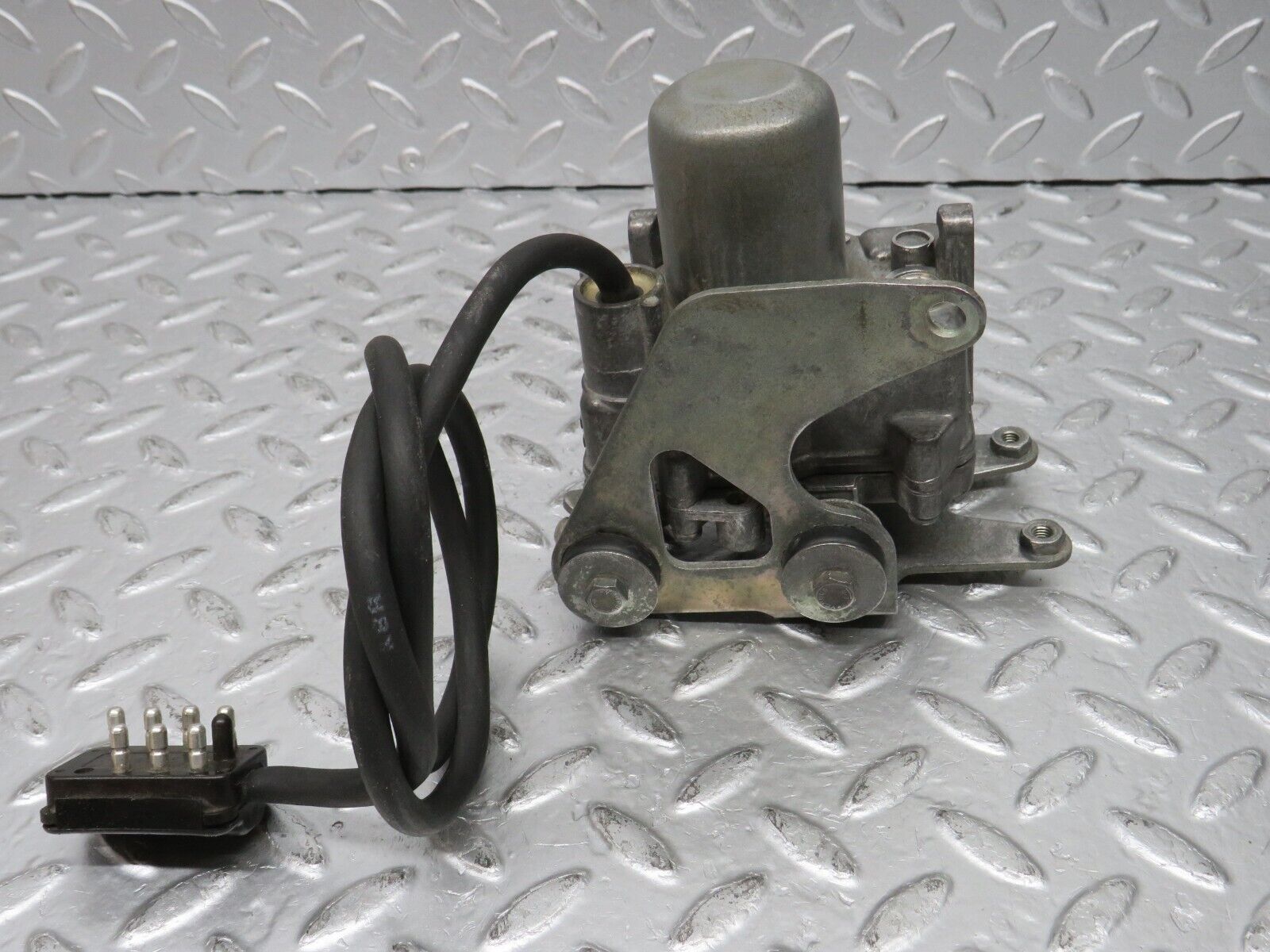 32713 Mercedes-Benz S124 300TE Wagon Cruise Control Actuator 0025458632