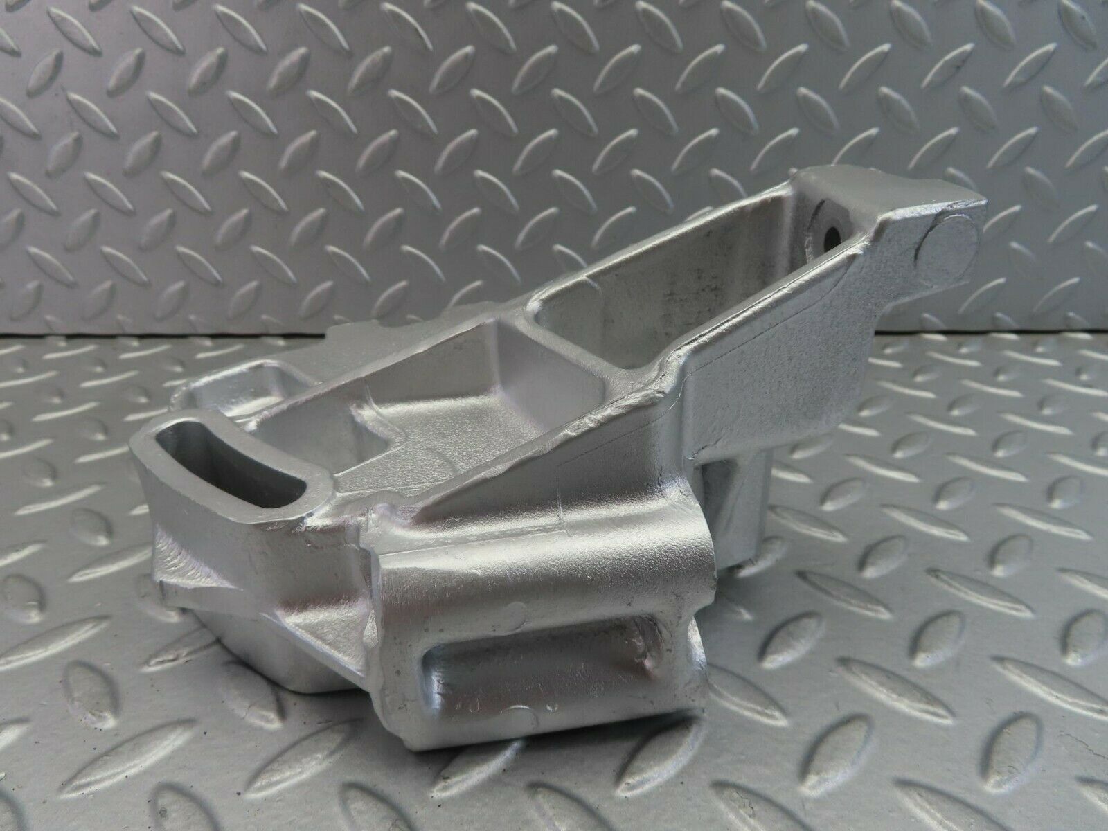 7548 Mercedes-Benz Power Steering Pump Bracket OM617