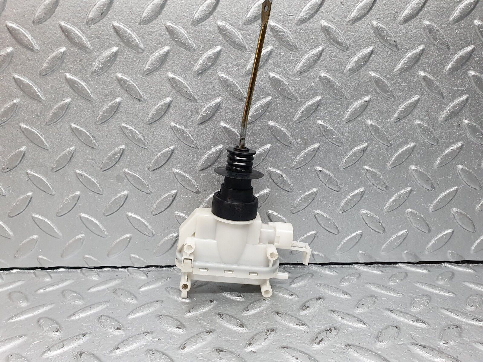 41009 Mercedes-Benz W126 300SE Front Right Door Lock Vacuum Actuator