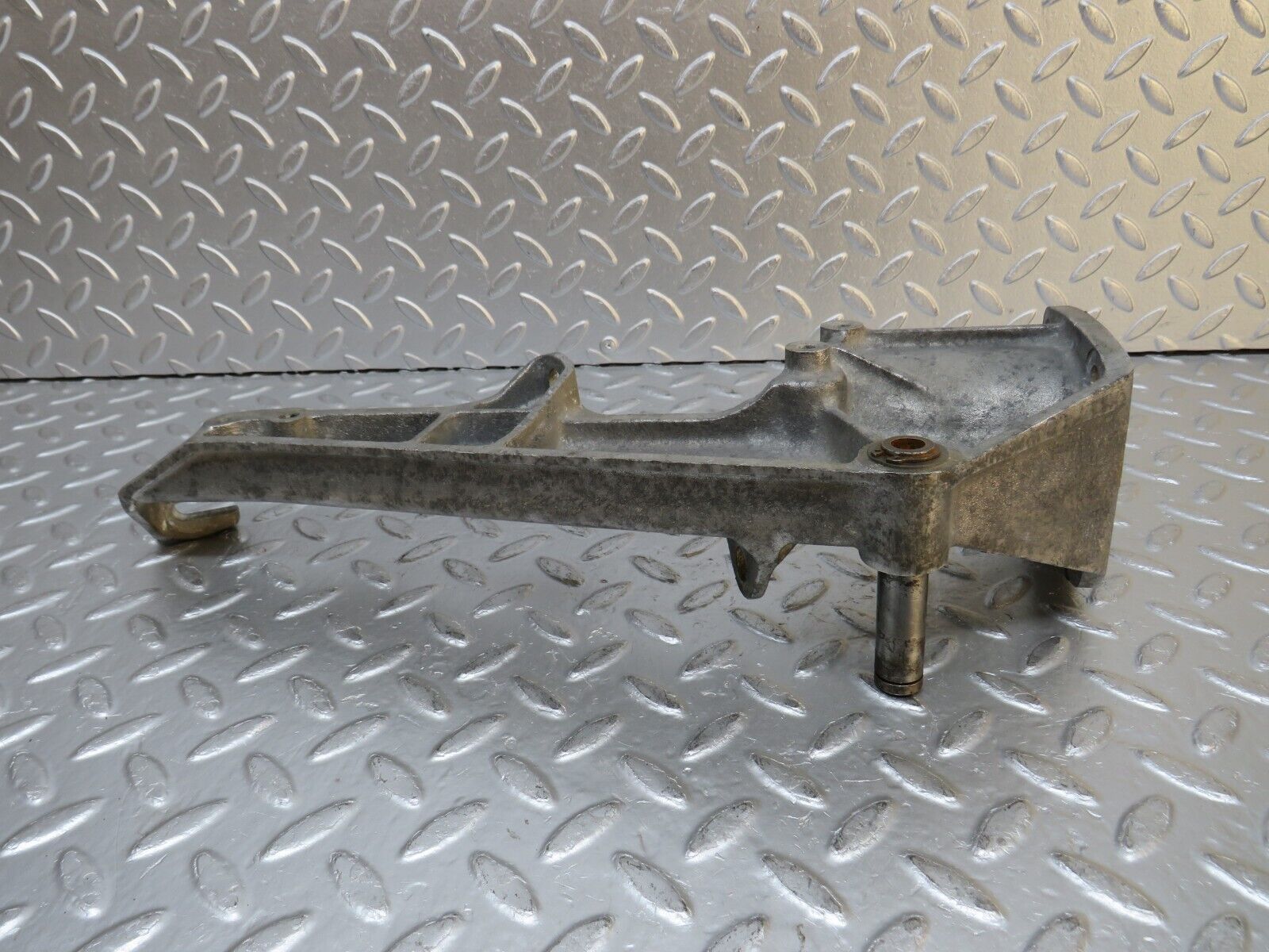 32263 Mercedes-Benz C107 350SLC Coupe Coupe Brake Pedal Bracket 1072940901