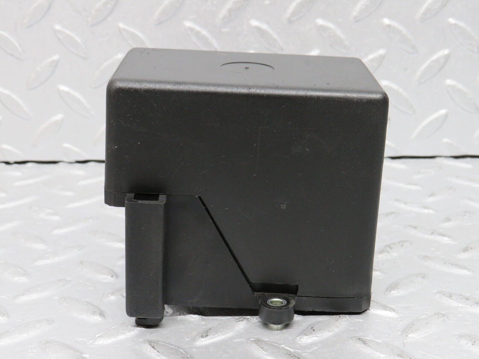 38674 Mercedes-Benz W201 190E 2.6L Relay Box Cover 2015450103