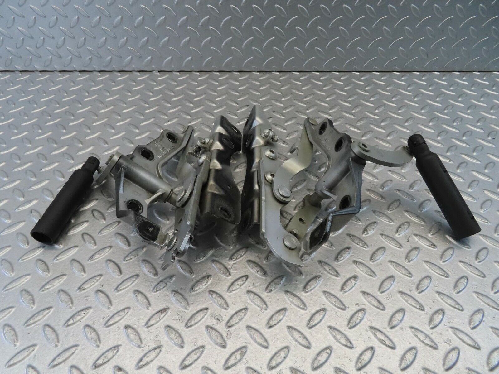 11204 Mercedes-Benz W221 S320 Bonnet Hinge Left And Right