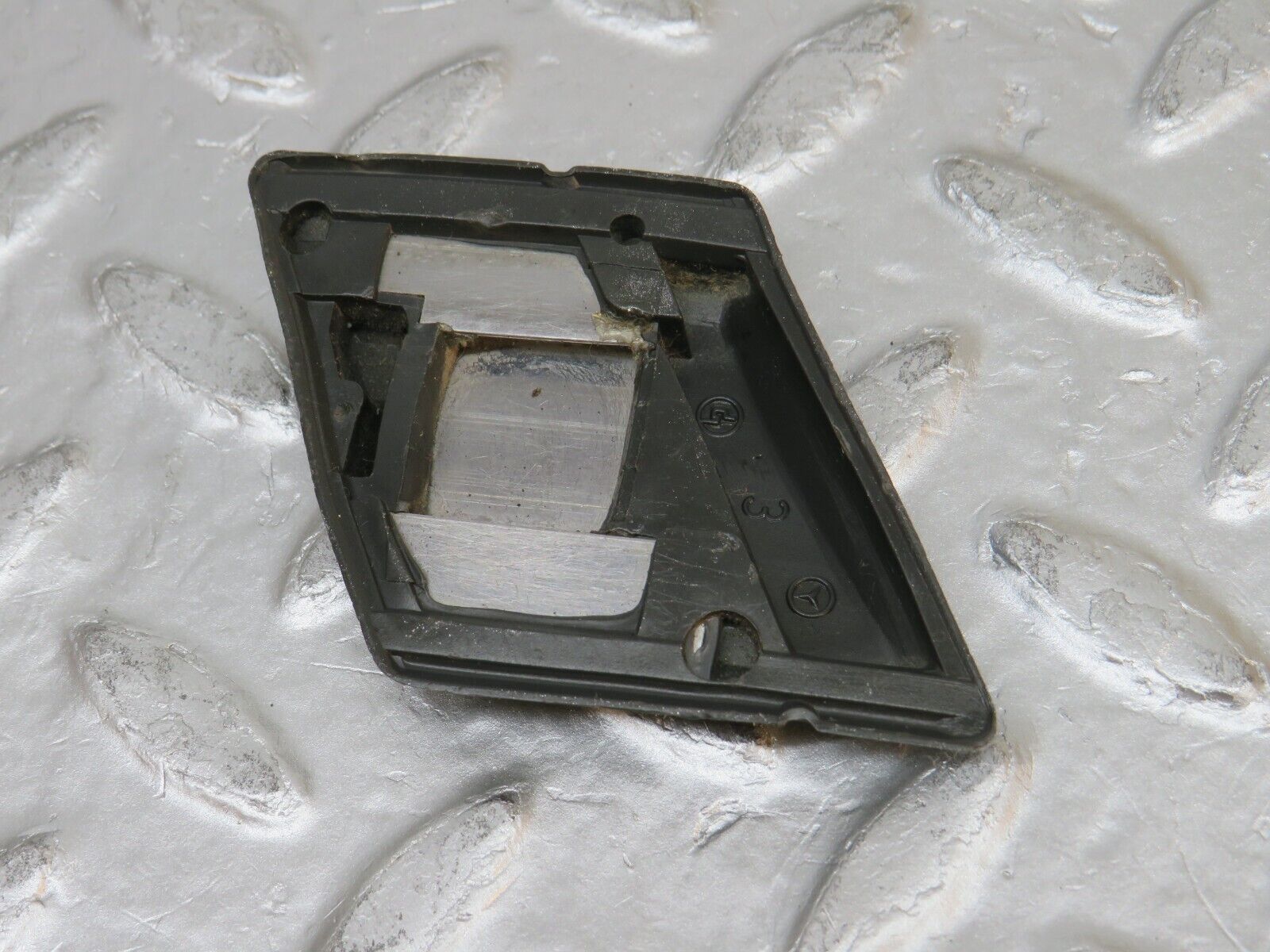 32413 Mercedes-Benz S124 300TE Wagon Rear Left Fender Wing Centre Moulding Trim