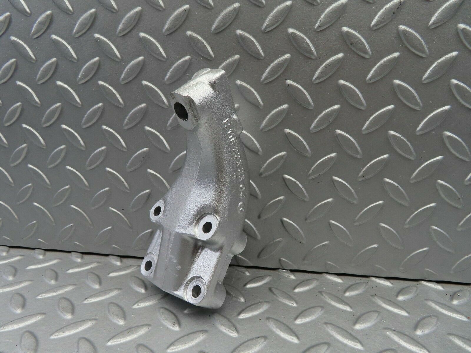 7064 Mercedes-Benz C107 350SLC Coupe Engine Mount Bracket Right Side 1162232304