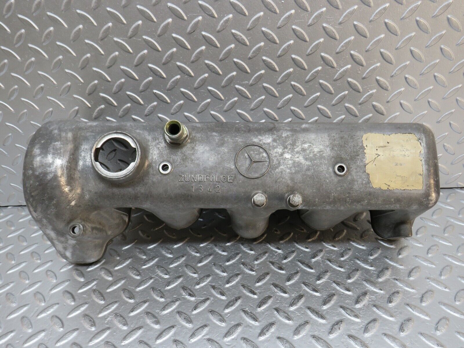 0343 Mercedes-Benz W123 220D Valve Cover 6150160205