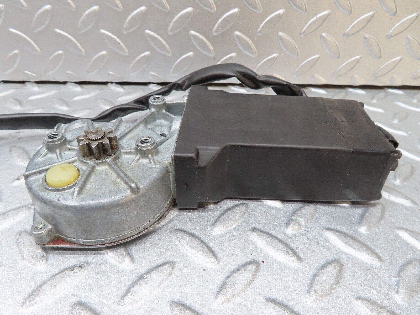 17551 Mercedes-Benz W116 450SEL Rear Left Window Regulator Motor 0130820063