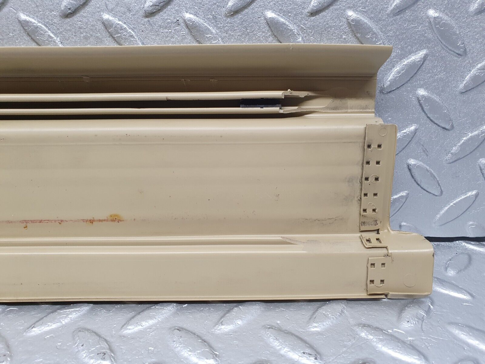 40909 Mercedes-Benz W126 300SE Rear Left Door Sill Trim Beige