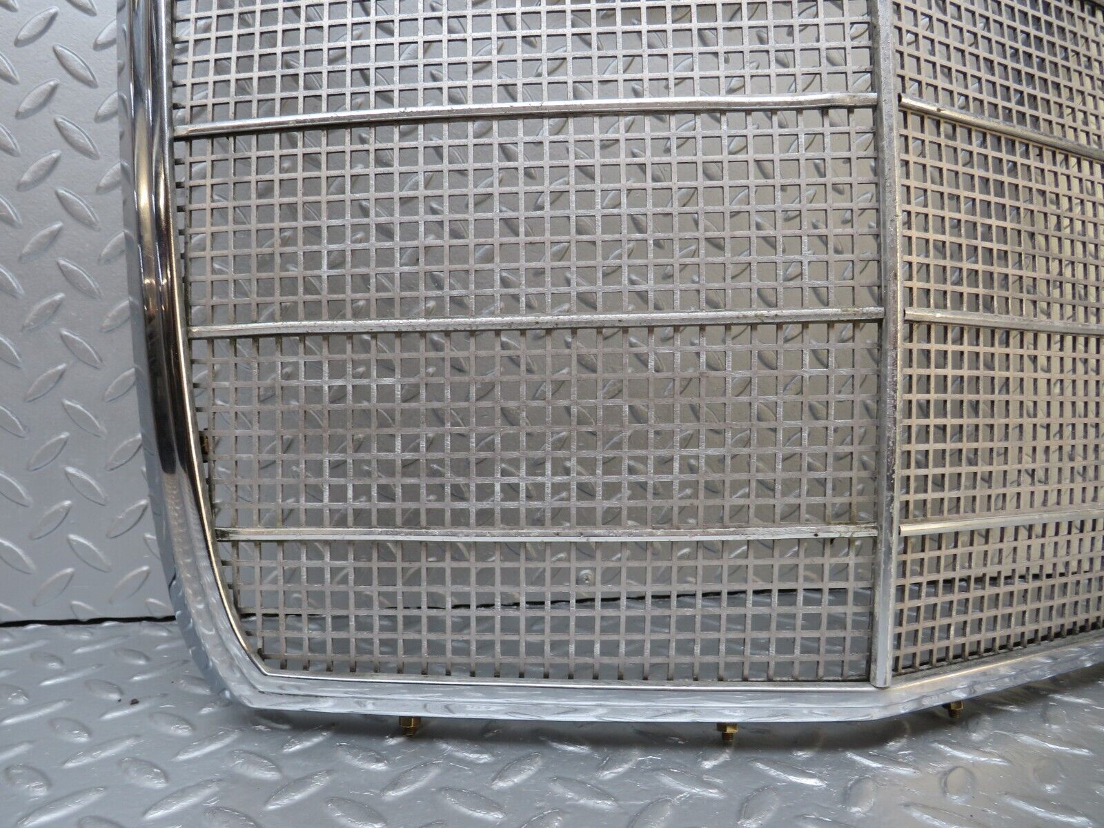 40343 Mercedes-Benz W110 230 Bonnet Grill Chrome