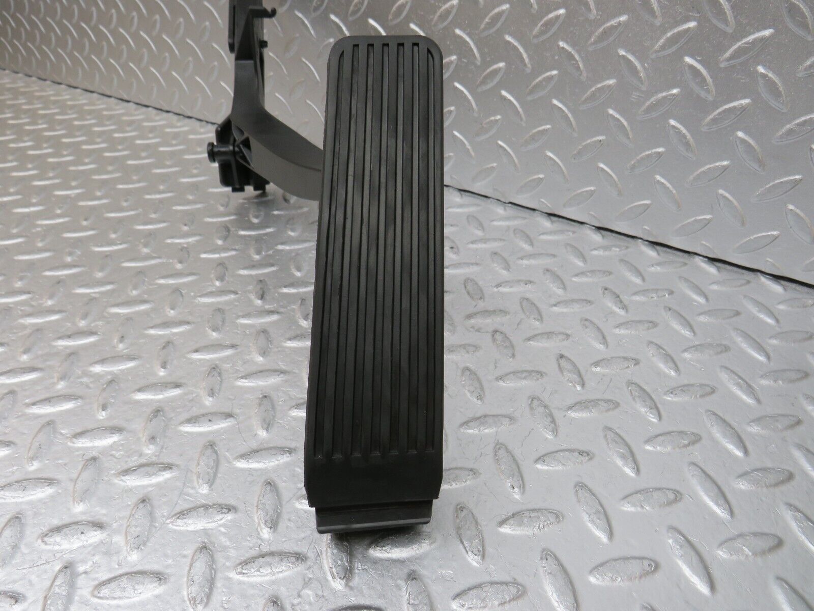 34811 Mercedes-Benz W210 320E Accelerator Pedal & Rubber 2103011820 2203010001