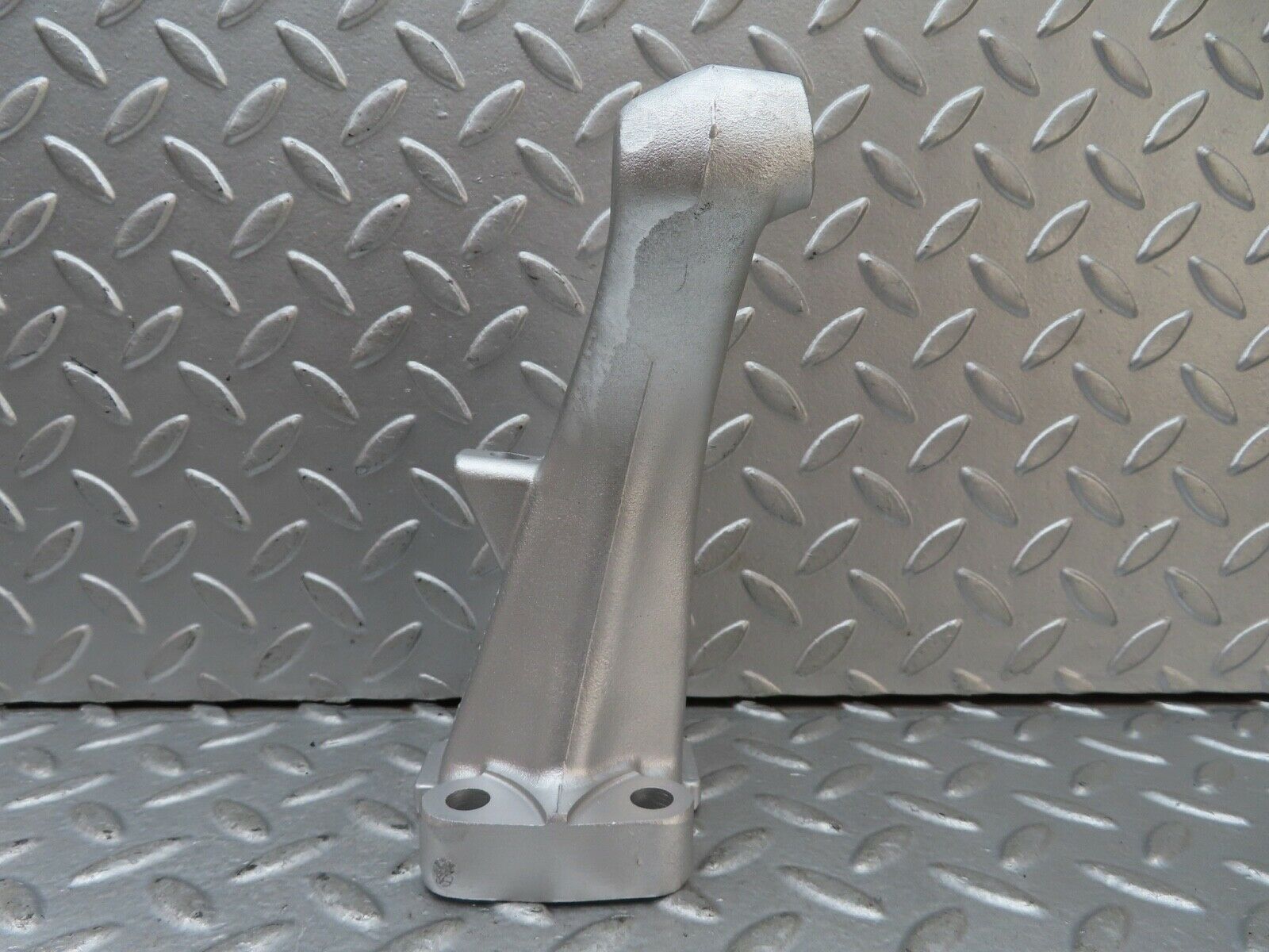 19135 Mercedes-Benz W123 300D Engine Mount Bracket Right Side 6152231204