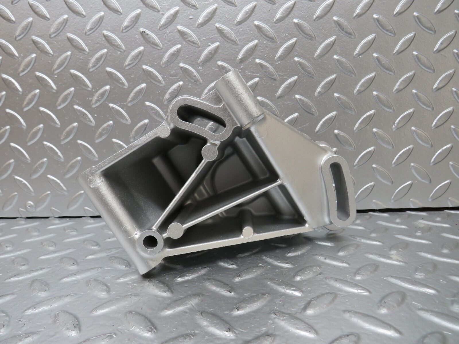 25489 Mercedes-Benz W123 200 Power Steering Pump Bracket 1234660241