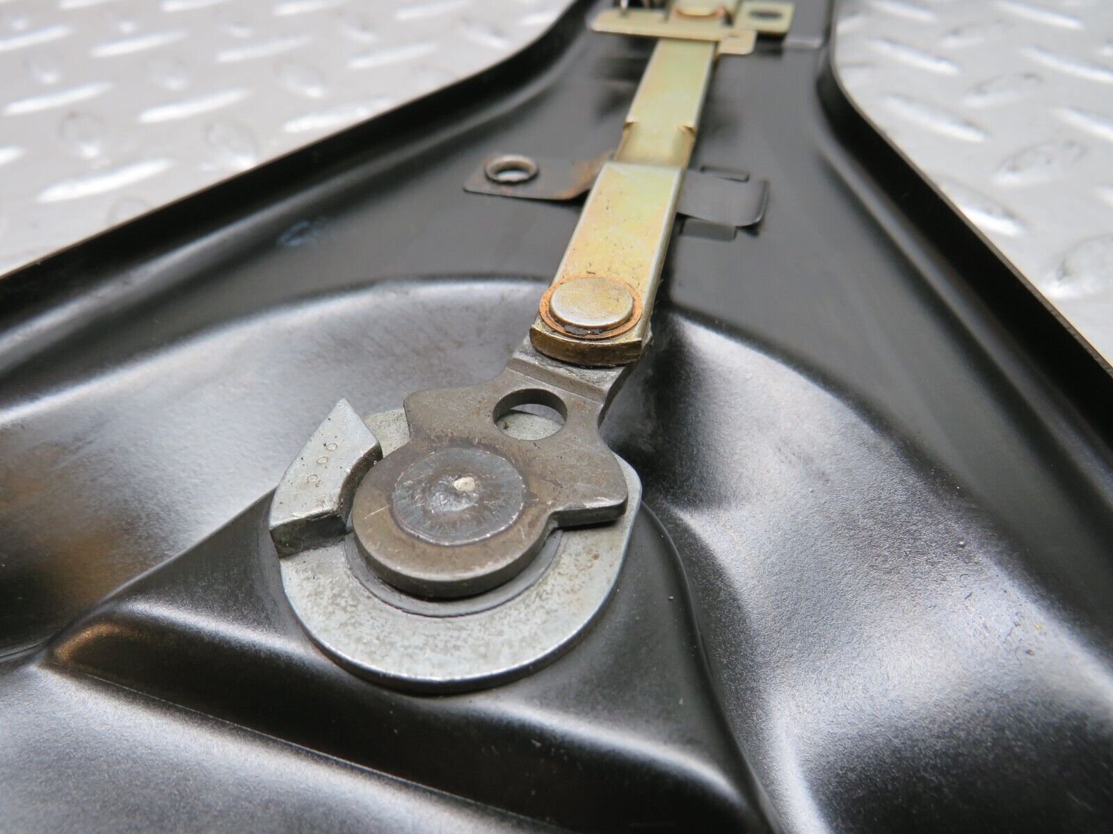 28468 Mercedes-Benz W123 240D Sunroof Manual Opener Mechanism