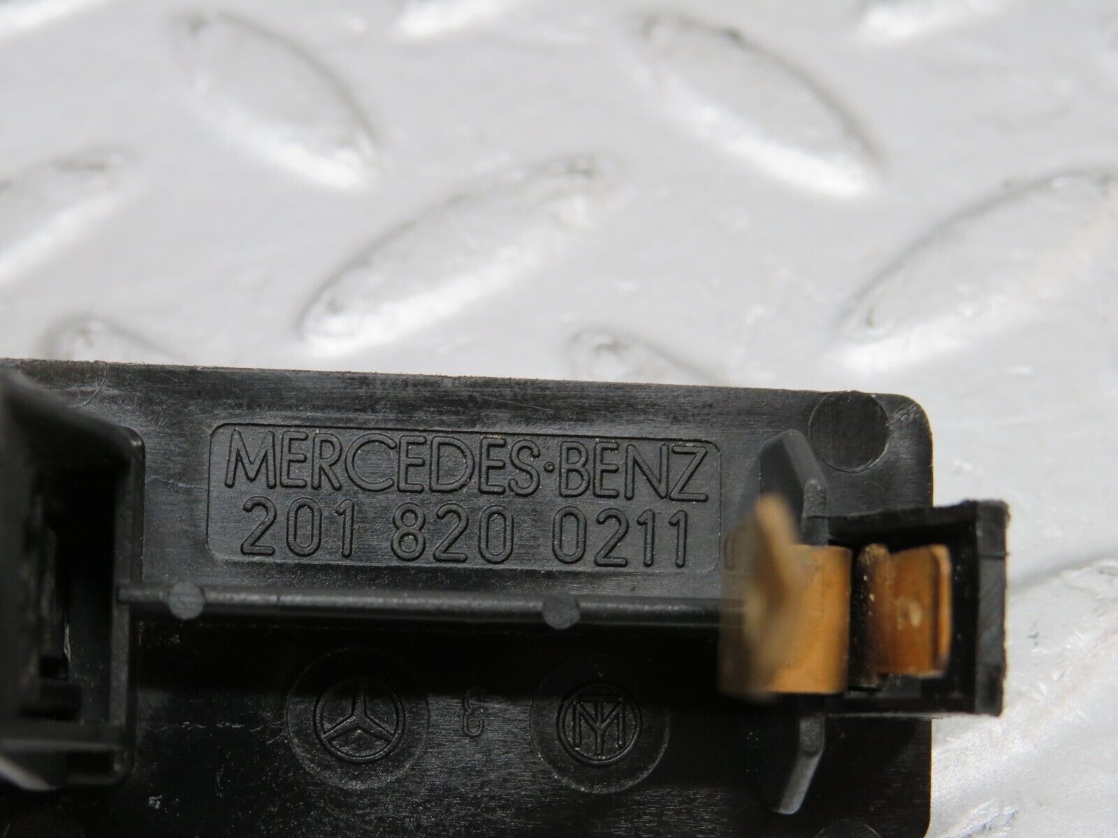 36946 Mercedes-Benz C126 420SEC Coupe Trunk Boot Light Switch 2018200211