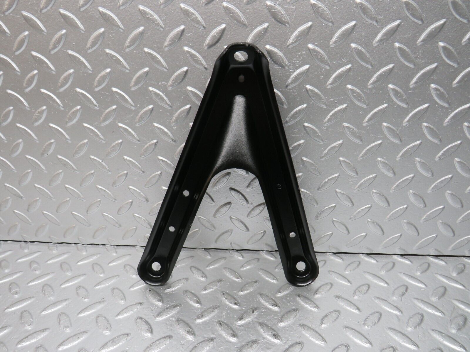 31472 Mercedes-Benz S124 220TE Wagon Air Intake Manifold Bracket