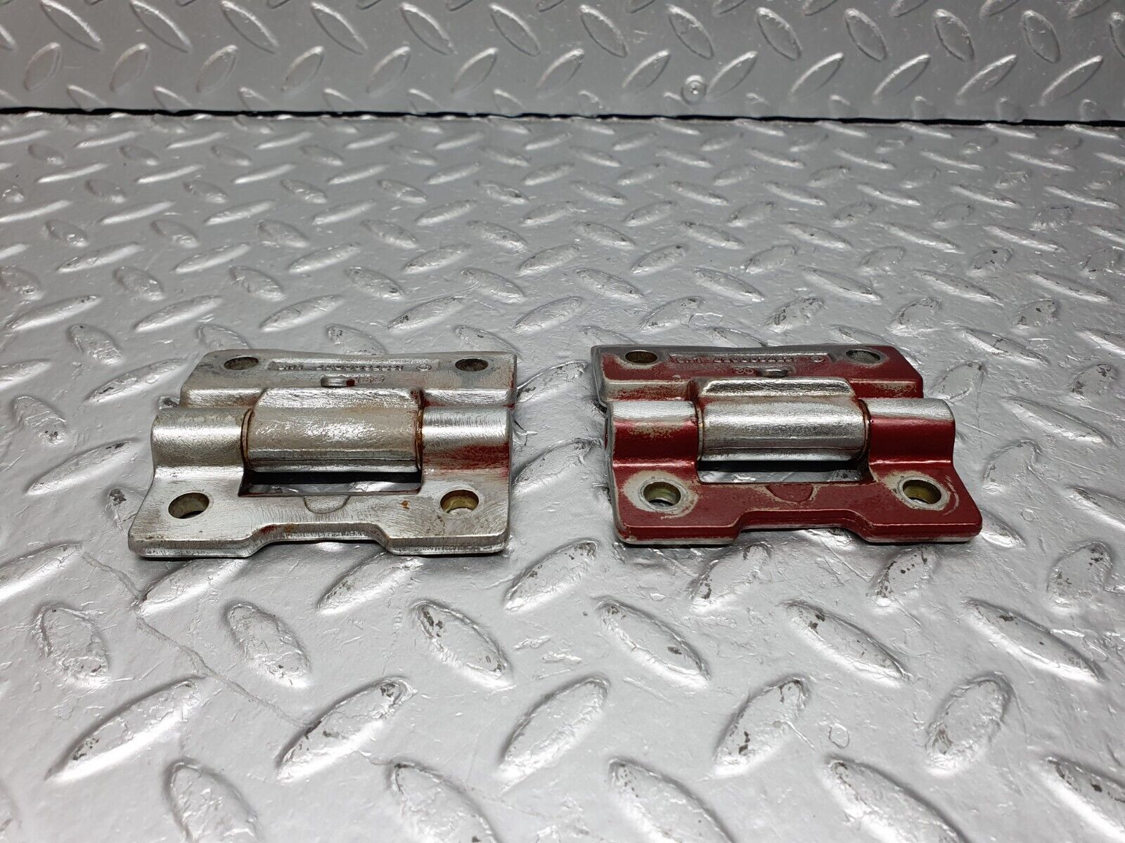 40949 Mercedes-Benz W126 300SE Door Hinge Pair Right 1237200037