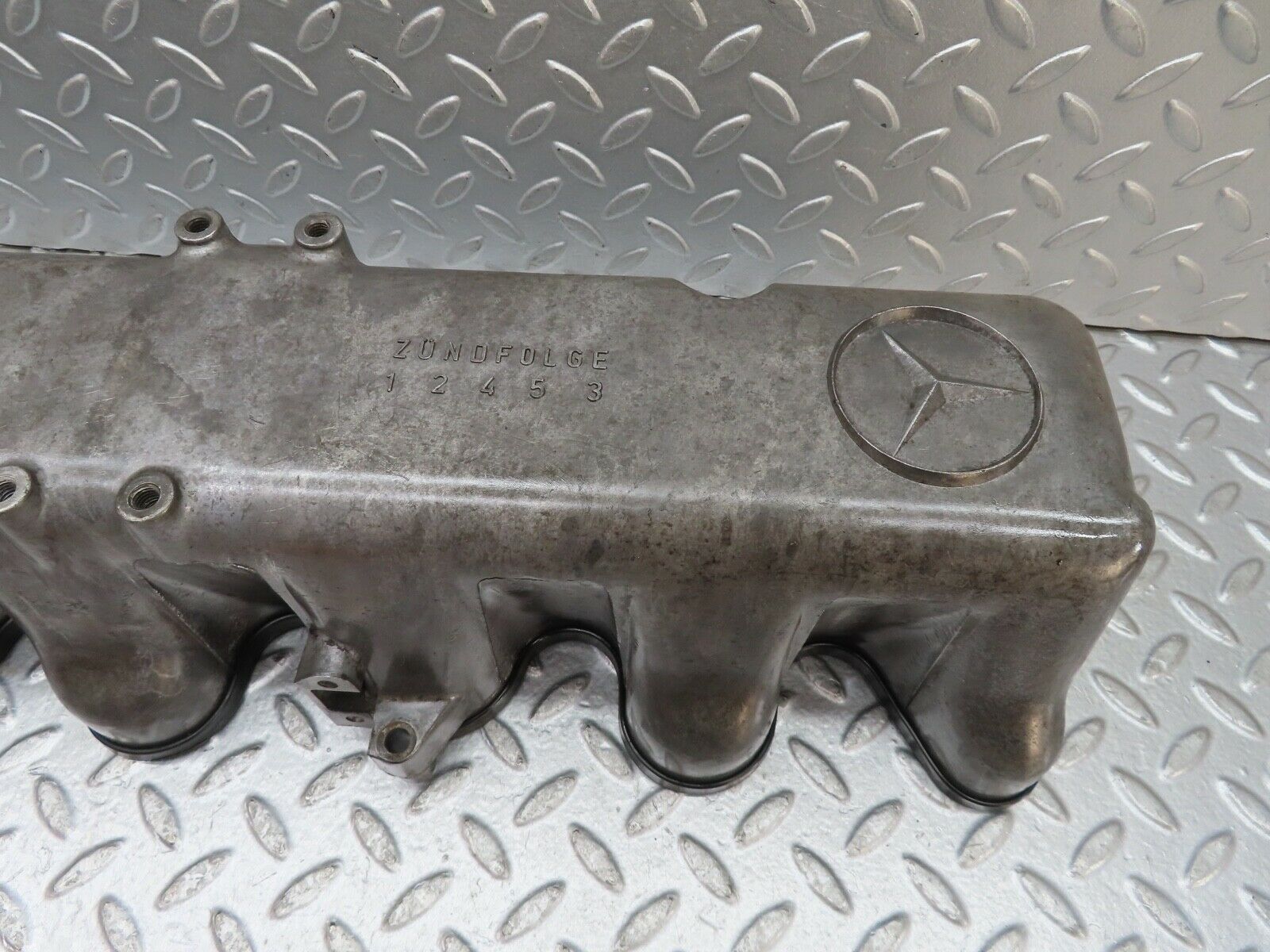 19271 Mercedes-Benz W123 300D Cylinder Head Valve Cover 6170160305