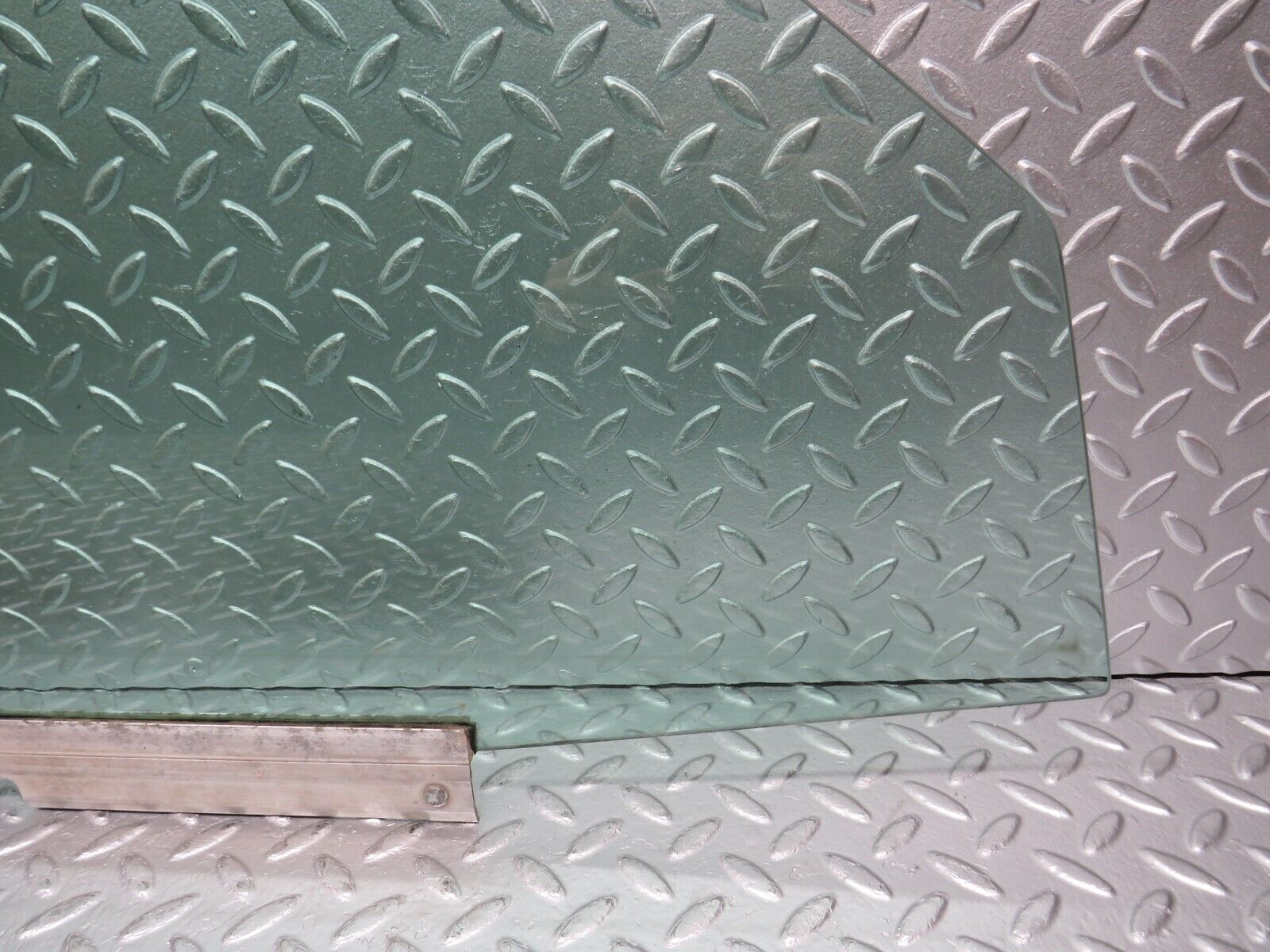 31474 Mercedes-Benz S124 220TE Wagon Front Right Door Window Glass