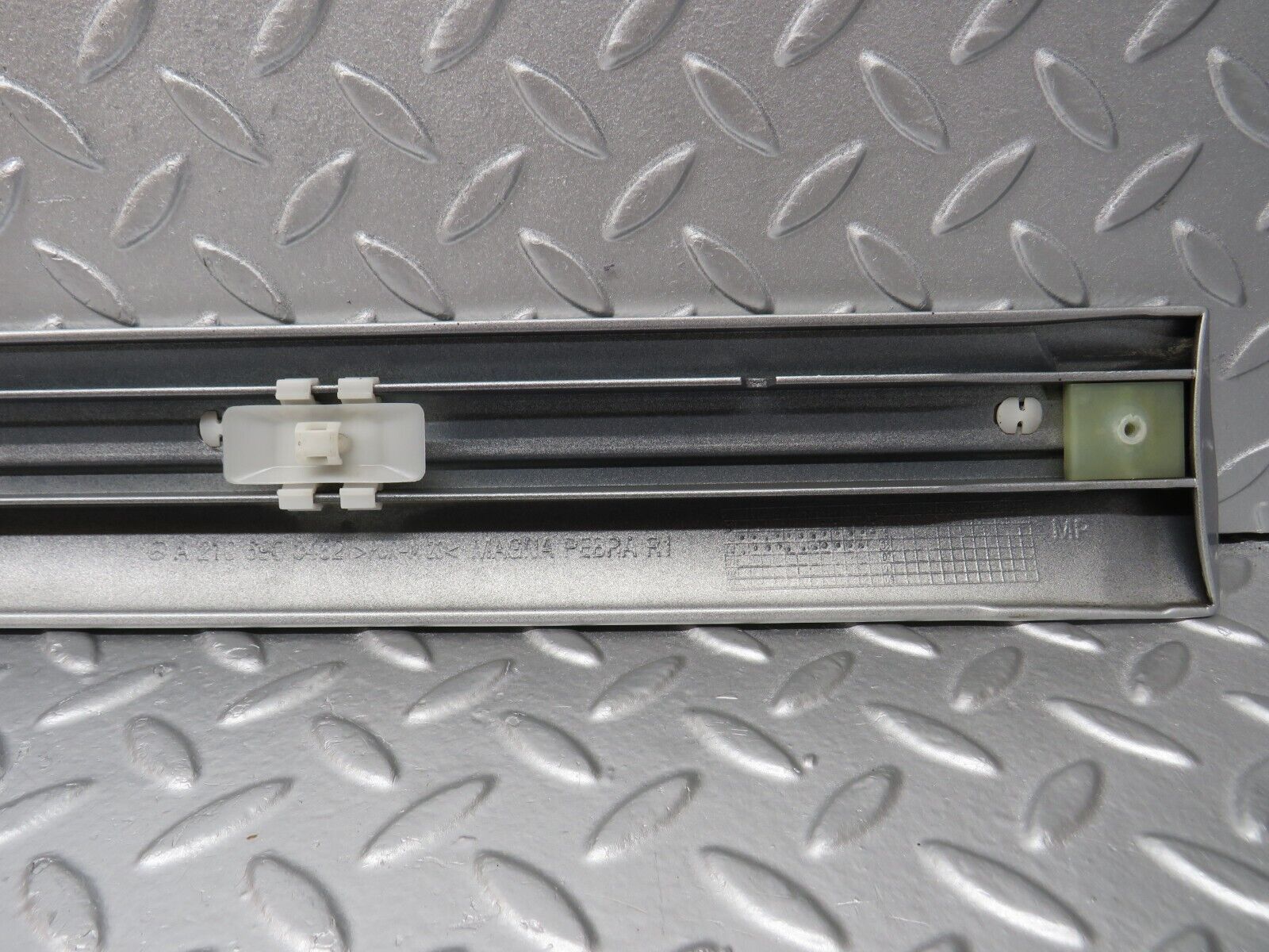 34714 Mercedes-Benz W210 320E Front Right Door Centre Moulding Trim 2106900482